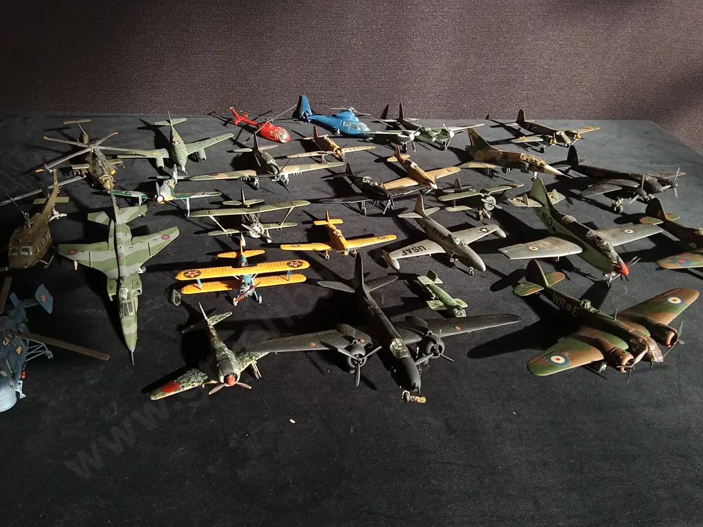 COLLECTION OF VINTAGE AIRCRAFT MODELS Image 1++