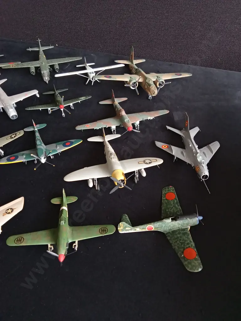 COLLECTION OF VINTAGE AIRCRAFT MODELS Image 1++