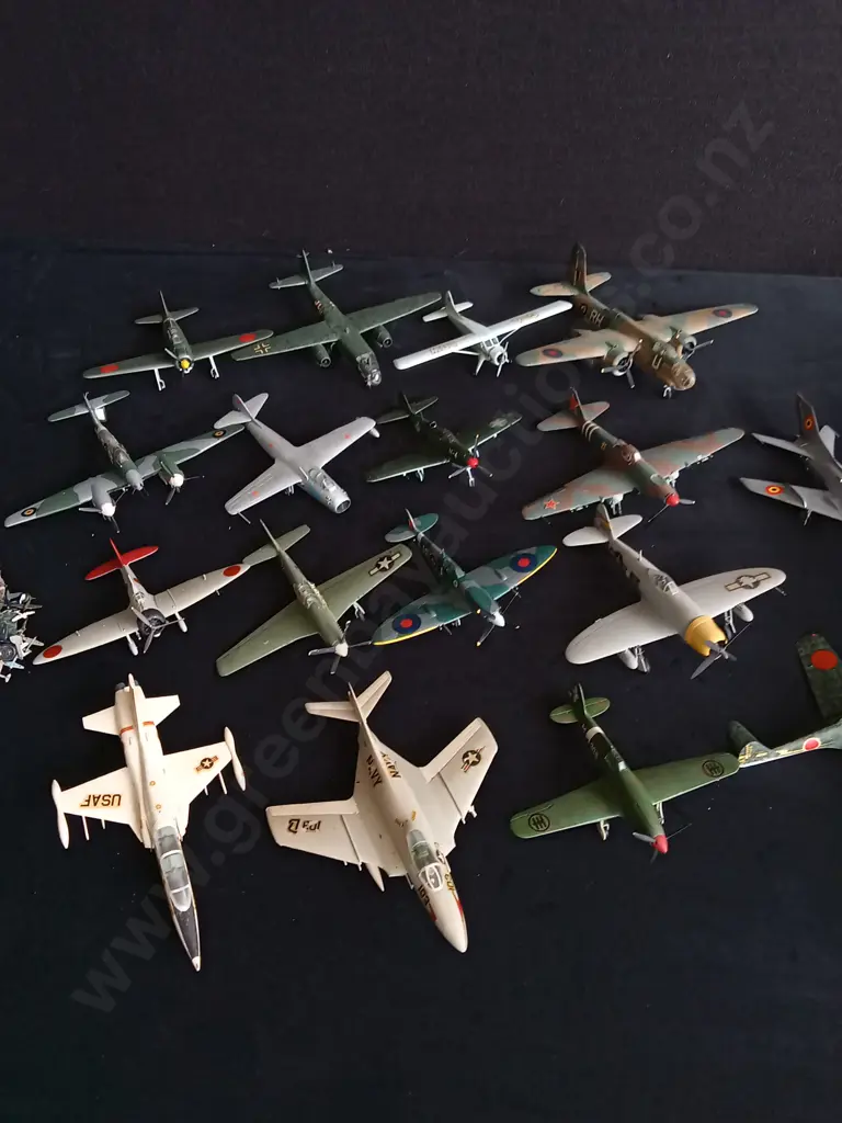 COLLECTION OF VINTAGE AIRCRAFT MODELS Image 1++