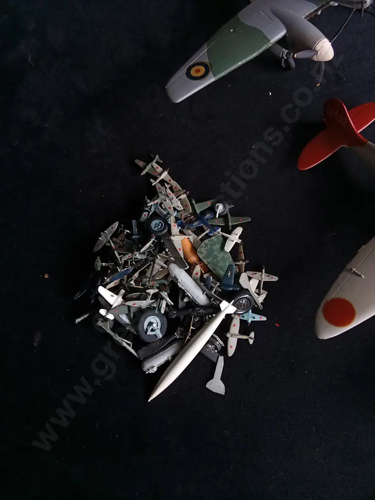 COLLECTION OF VINTAGE AIRCRAFT MODELS Image 1++