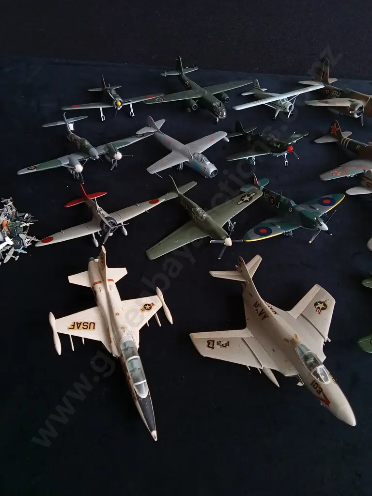 COLLECTION OF VINTAGE AIRCRAFT MODELS Image 1++
