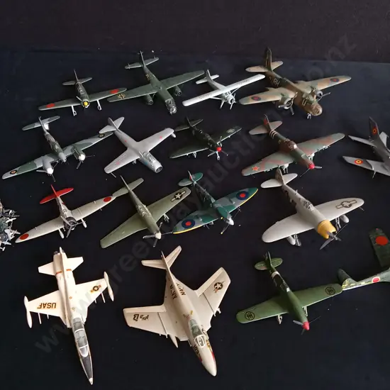COLLECTION OF VINTAGE AIRCRAFT MODELS