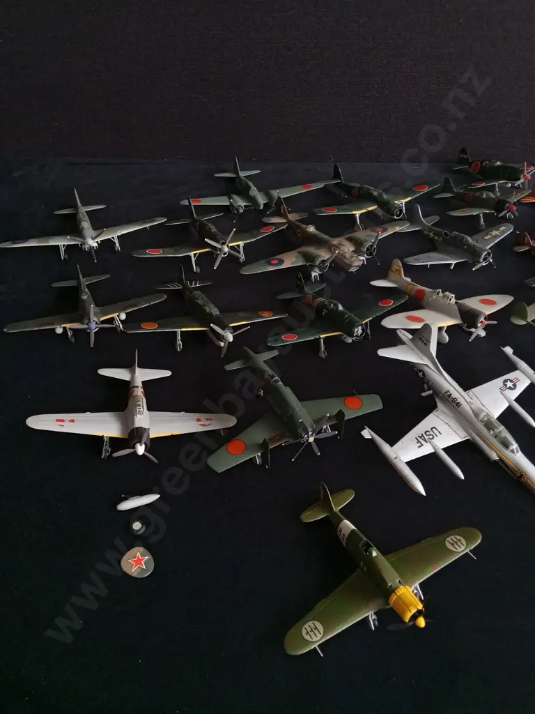 COLLECTION OF VINTAGE AIRCRAFT MODELS Image 1++
