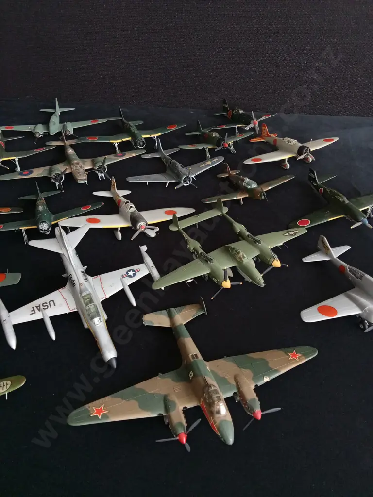 COLLECTION OF VINTAGE AIRCRAFT MODELS Image 1++