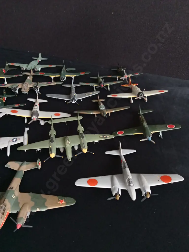 COLLECTION OF VINTAGE AIRCRAFT MODELS Image 1++