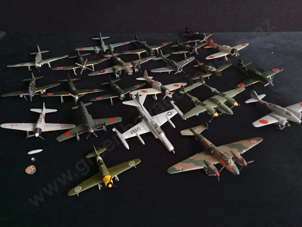 COLLECTION OF VINTAGE AIRCRAFT MODELS Image 1++