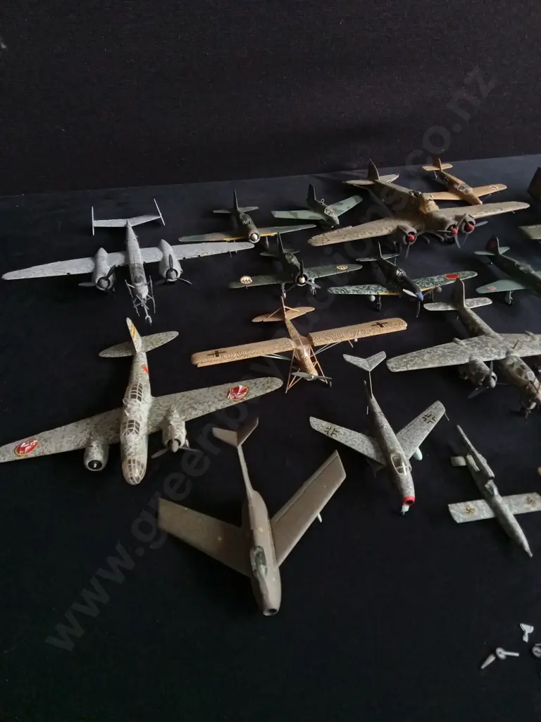 COLLECTION OF VINTAGE AIRCRAFT MODELS Image 1++