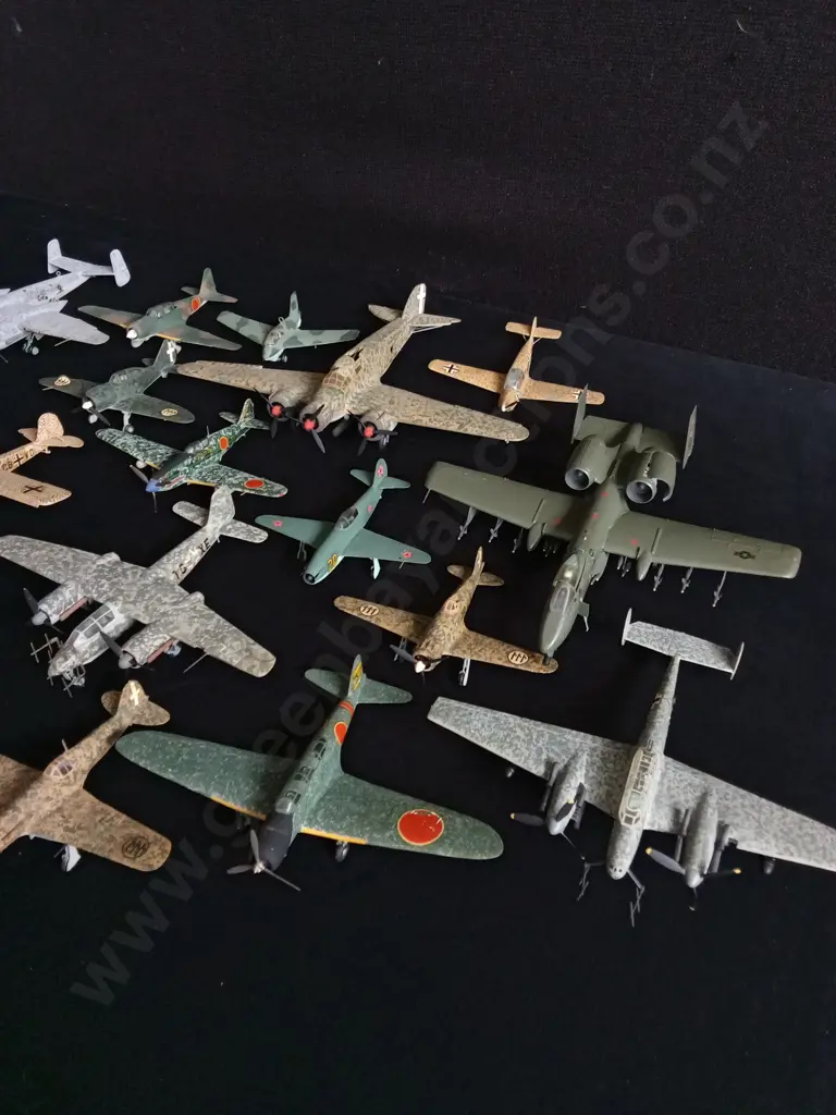 COLLECTION OF VINTAGE AIRCRAFT MODELS Image 1++