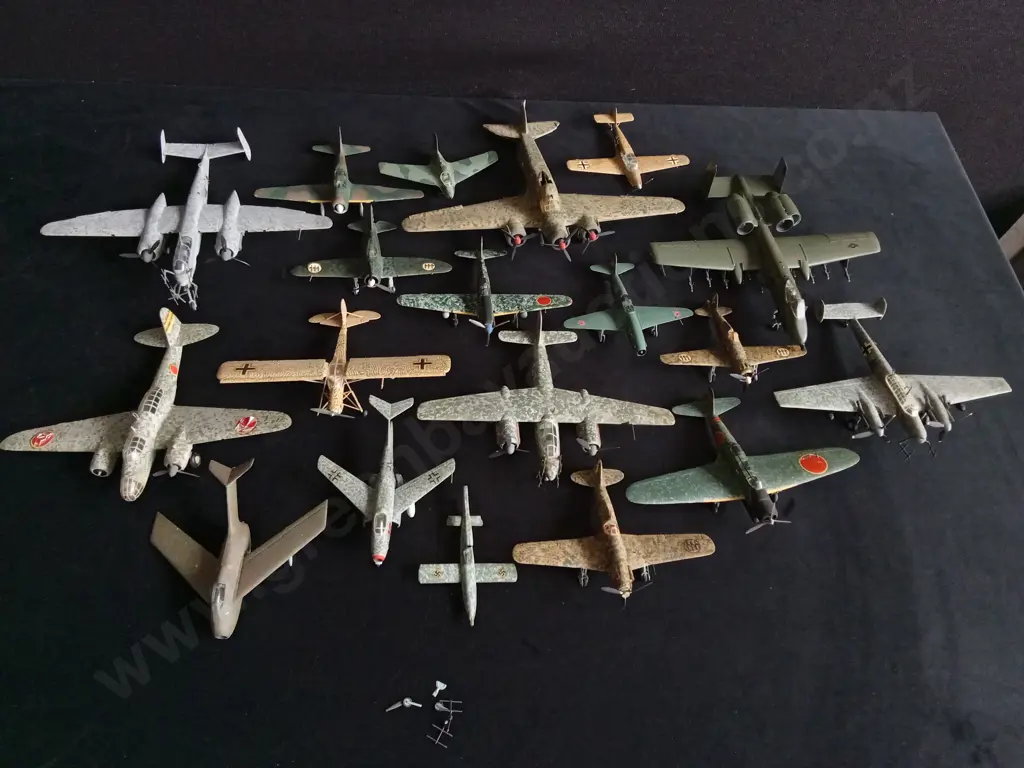 COLLECTION OF VINTAGE AIRCRAFT MODELS Image 1++
