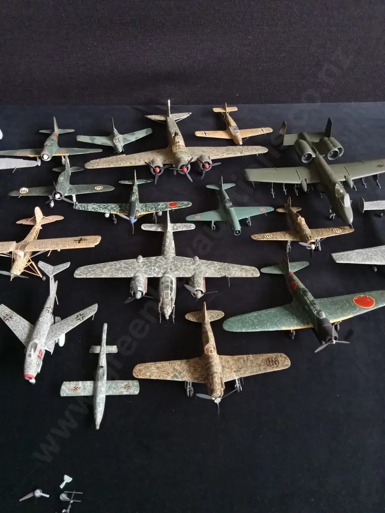 COLLECTION OF VINTAGE AIRCRAFT MODELS Image 1++
