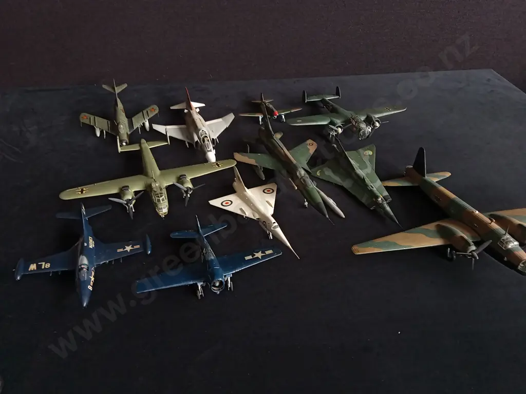 COLLECTION OF VINTAGE AIRCRAFT MODELS Image 1++