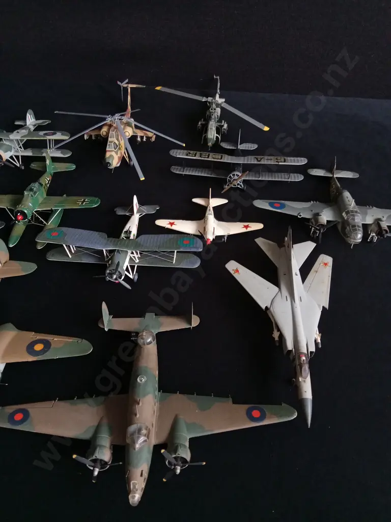COLLECTION OF VINTAGE AIRCRAFT MODELS Image 1++