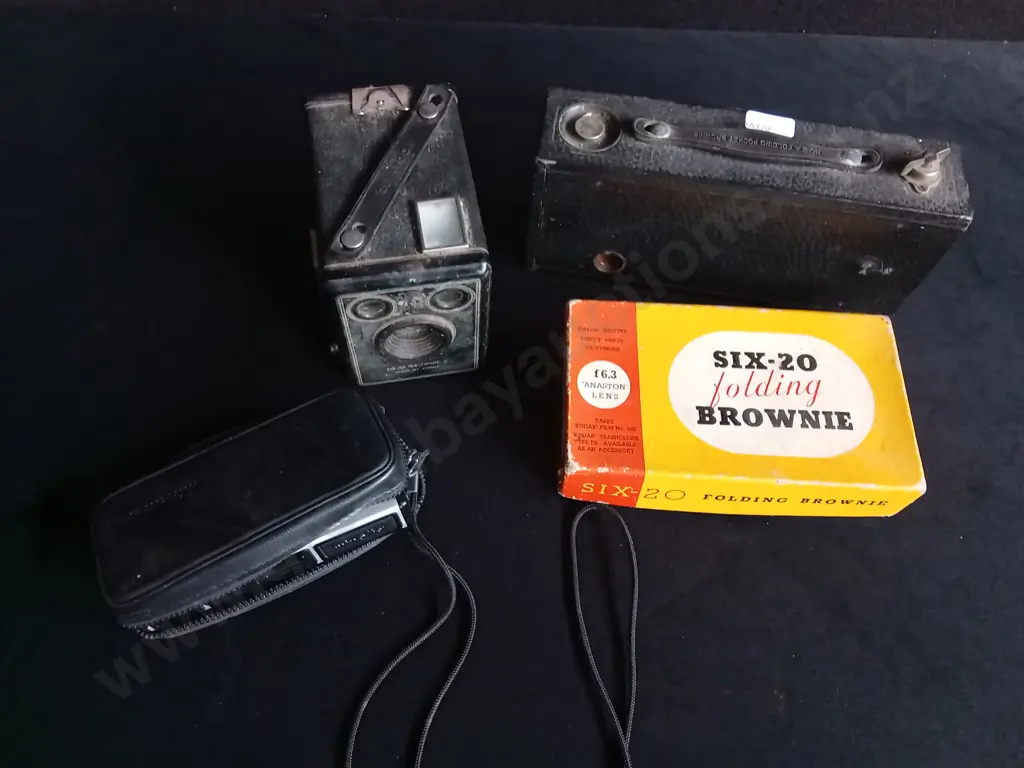 4 PIECES VINTAGE ELECTRONICS, INCLUDING MINOLTA POCKET AUTOPAK, FOLDING BROWNIES, AND KODAK CAMERA Image 1++