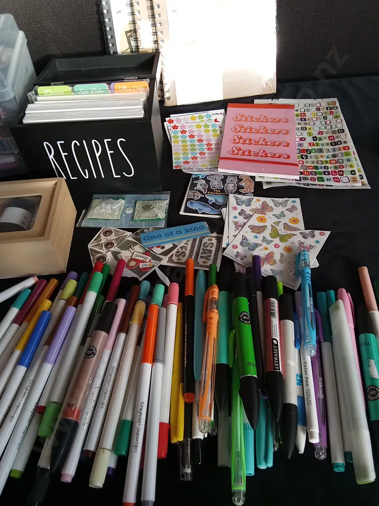 ASSORTED CRAFT SUPPLIES Image 1++
