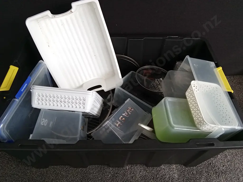 BOX OF KITCHEN ITEMS Image 1++