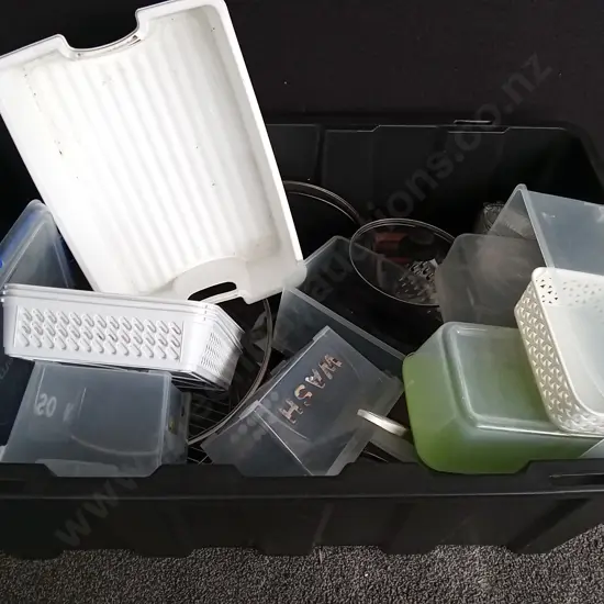 BOX OF KITCHEN ITEMS