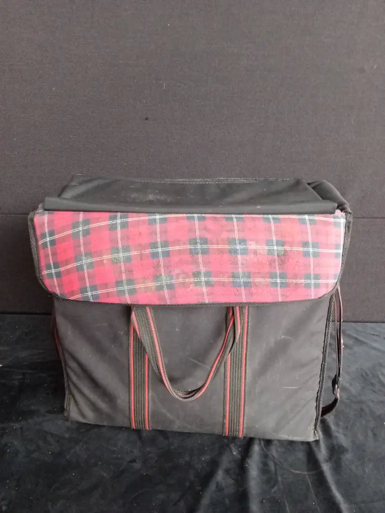 PICNIC BAG AND ASSORTED BRASS ITEMS Image 1++