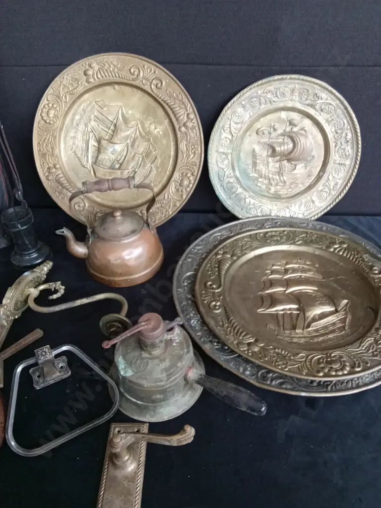 PICNIC BAG AND ASSORTED BRASS ITEMS Image 1++