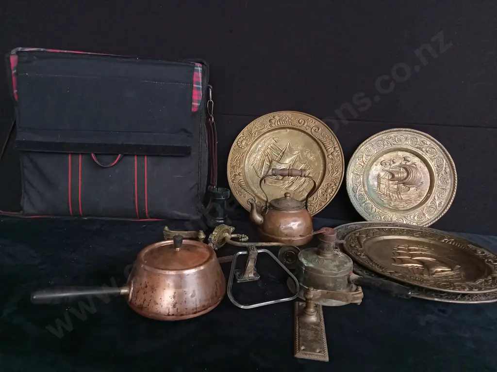 PICNIC BAG AND ASSORTED BRASS ITEMS Image 1++