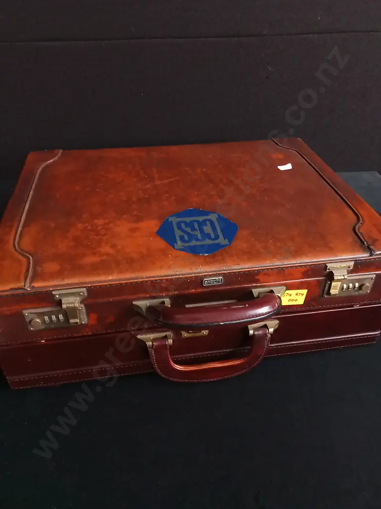 VINTAGE RED LEATHER BRIEFCASE Image 1++