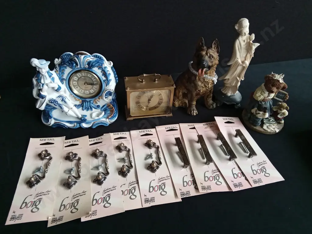 MIX OF DECORATIVE ITEMS AND FURNITURE HARDWARE Image 1++