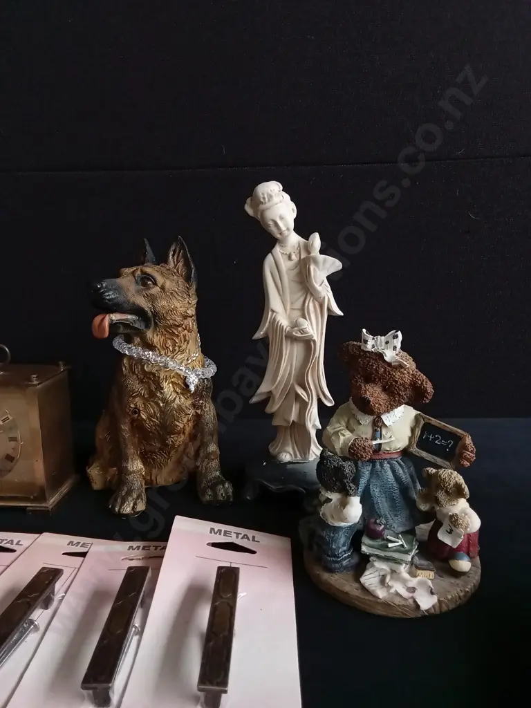 MIX OF DECORATIVE ITEMS AND FURNITURE HARDWARE Image 1++