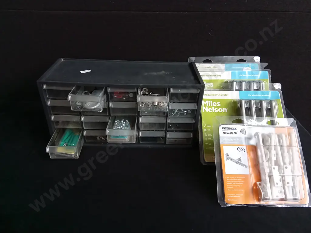 MIX OF HARDWARE AND ORGANISER Image 1++