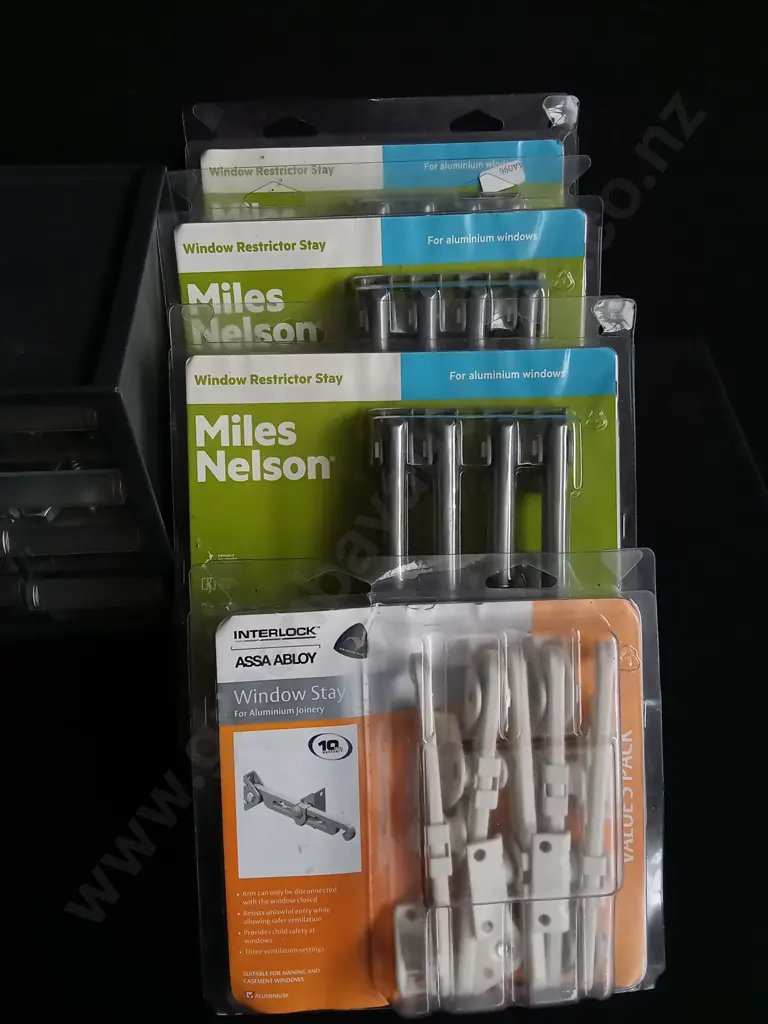 MIX OF HARDWARE AND ORGANISER Image 1++