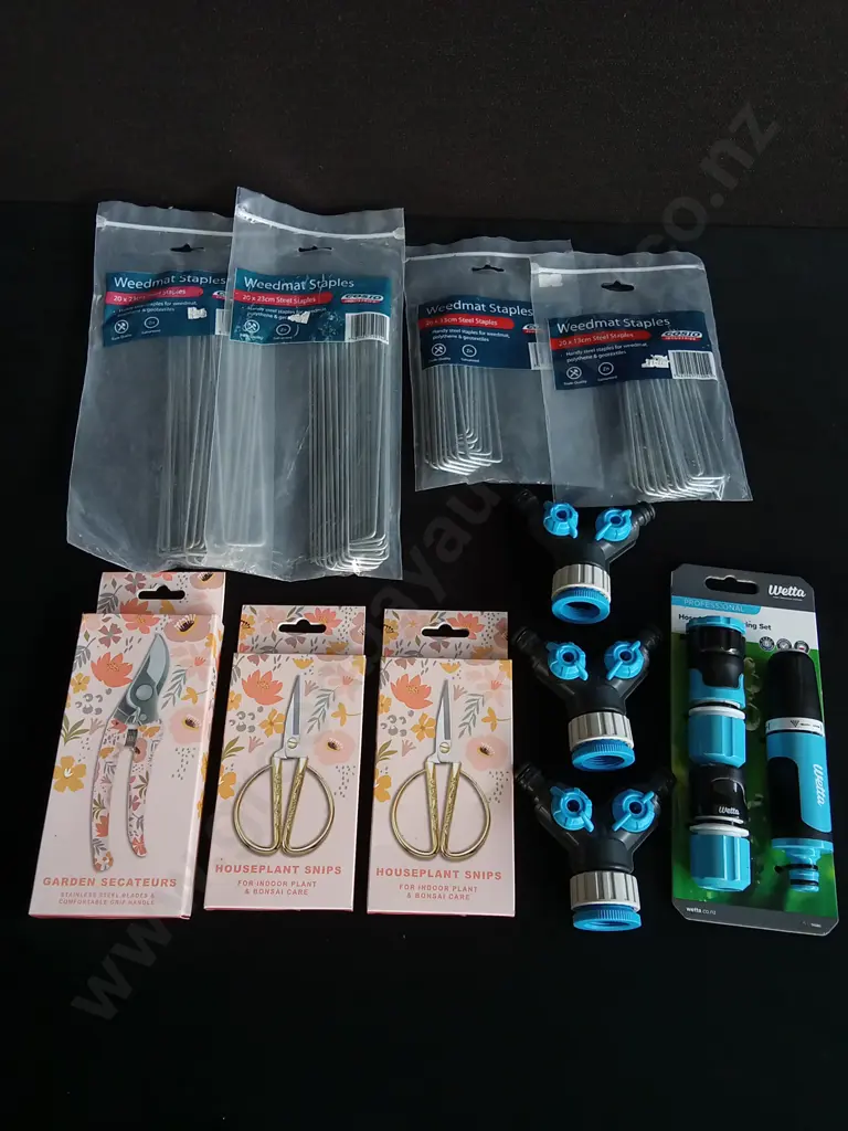11 PIECES BRAND NEW GARDEN ITEMS Image 1++