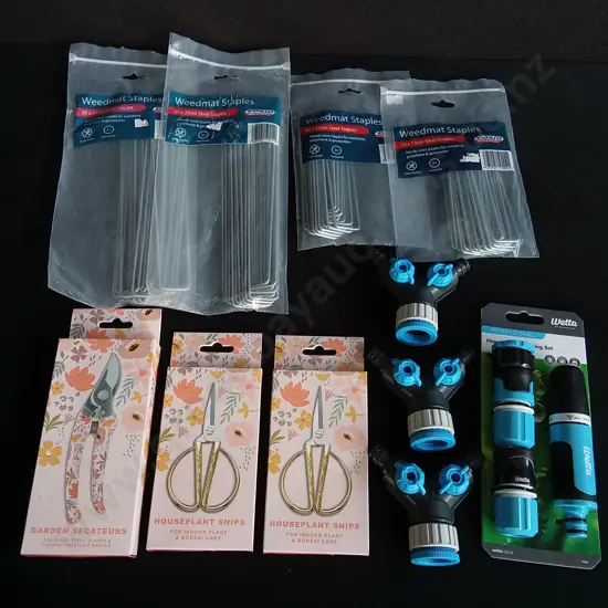 11 PIECES BRAND NEW GARDEN ITEMS