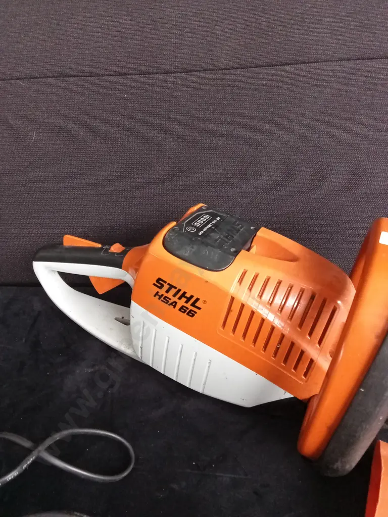 STIHL HSA66 CORDLESS HEDGE TRIMMER TESTED WORKING WITH 2.8 AMP HOUR BATTERY AND CHARGER Image 1++