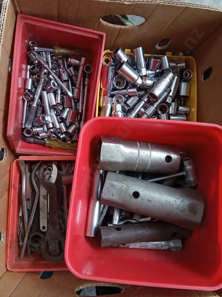 BOX OF MECHANIC TOOLS Image 1++