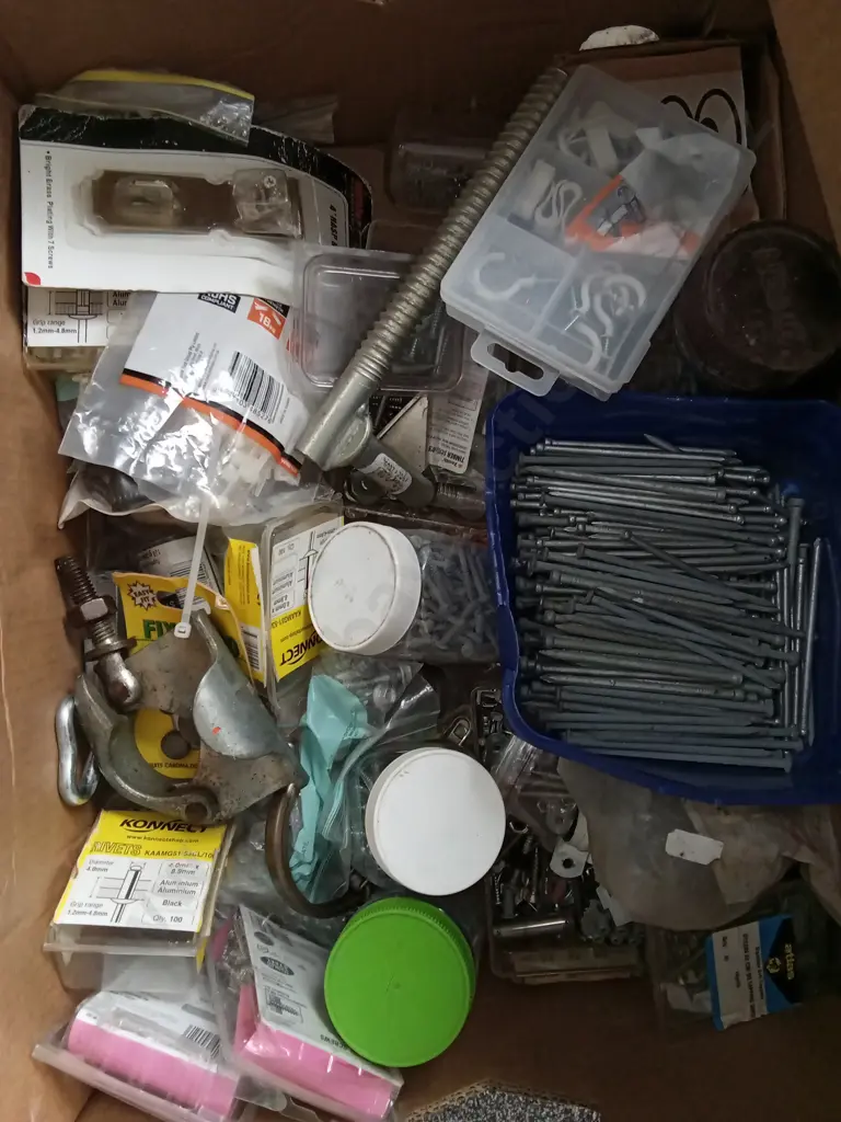 BOX OF HARDWARE Image 1++