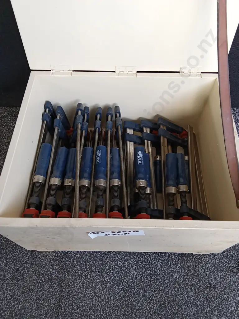 WOODEN BOX OF 30 X 250 CLAMPS Image 1++