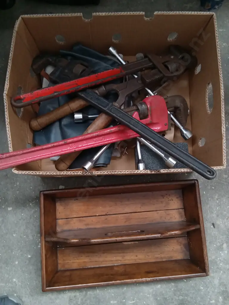 BOX OF VINTAGE TOOLS AND WOODEN TRAY Image 1++