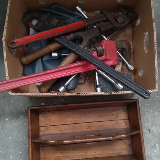 BOX OF VINTAGE TOOLS AND WOODEN TRAY