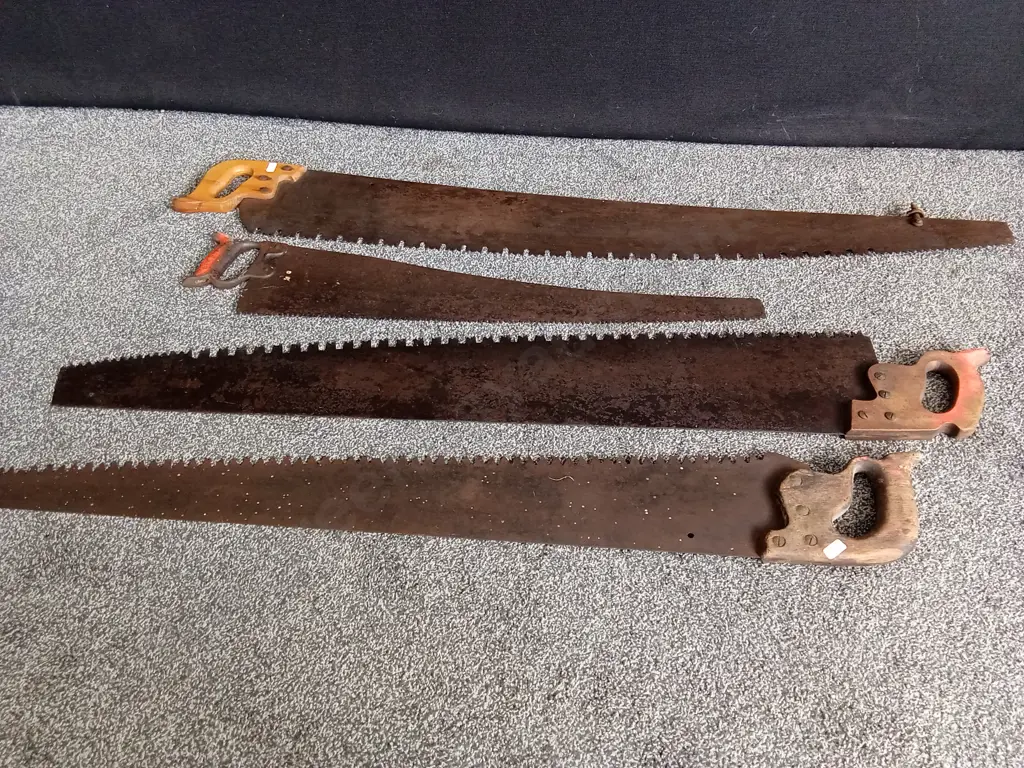 4 VINTAGE HAND SAWS Image 1++