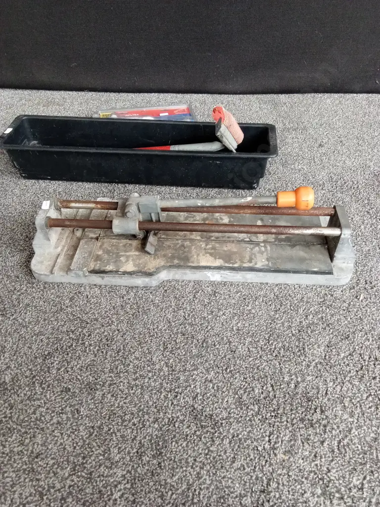 TILE CUTTER AND OTHER ITEMS Image 1++