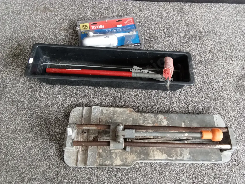 TILE CUTTER AND OTHER ITEMS Image 1++