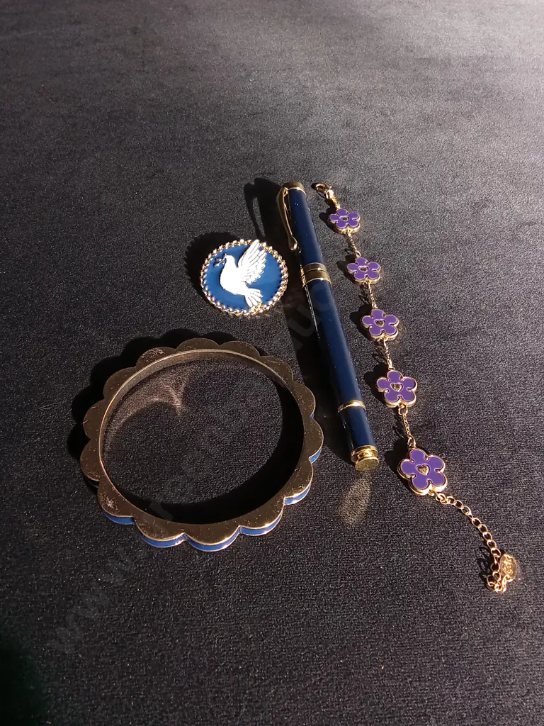 4 PIECES BLUE AND GOLD COLOURED ITEMS, 2 BRACELETS, PEN AND BROACH Image 1++