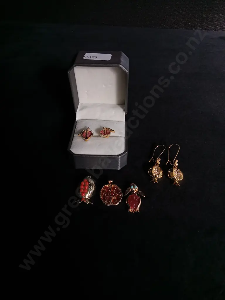 COLLECTION OF POMEGRANATE JEWELLERY, 2 PAIRS OF EARRINGS AND 3 PENDANTS Image 1++