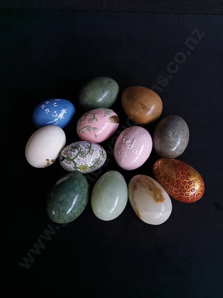 BASKET COLLECTION OF VINTAGE HAND-PAINTED CERAMIC EASTER EGGS Image 1++