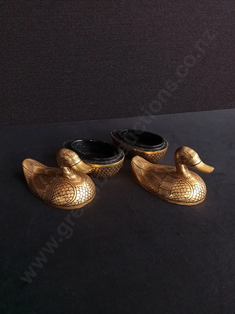 PAIR OF VINTAGE SOUTHEAST ASIAN LACQUERWARE DUCK TRINKET BOXES Image 1++