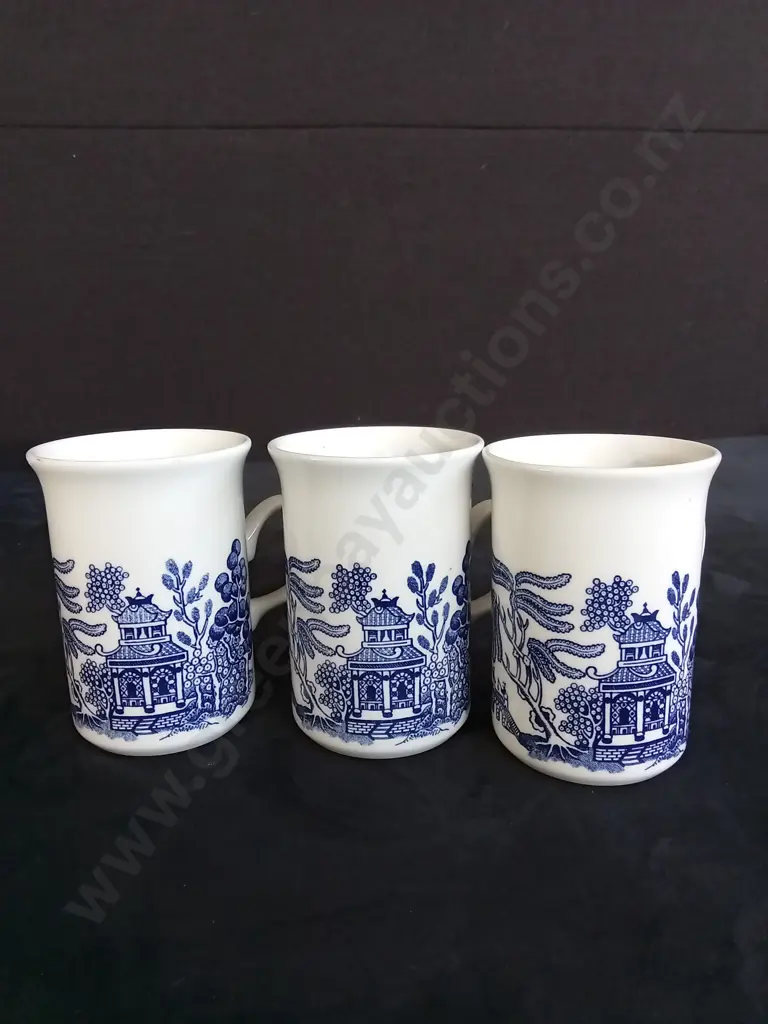 2 SPODE MUGS AND 3 BLUE WILLOW ENGLAND CHURCHILL MUGS Image 1++