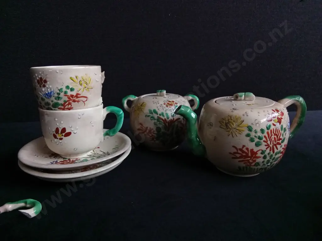 6 PIECES ANTIQUE JAPANESE KINKOZAN AWATA TEA SET, ONE CUP HAS A BROKEN HANDLE Image 1++