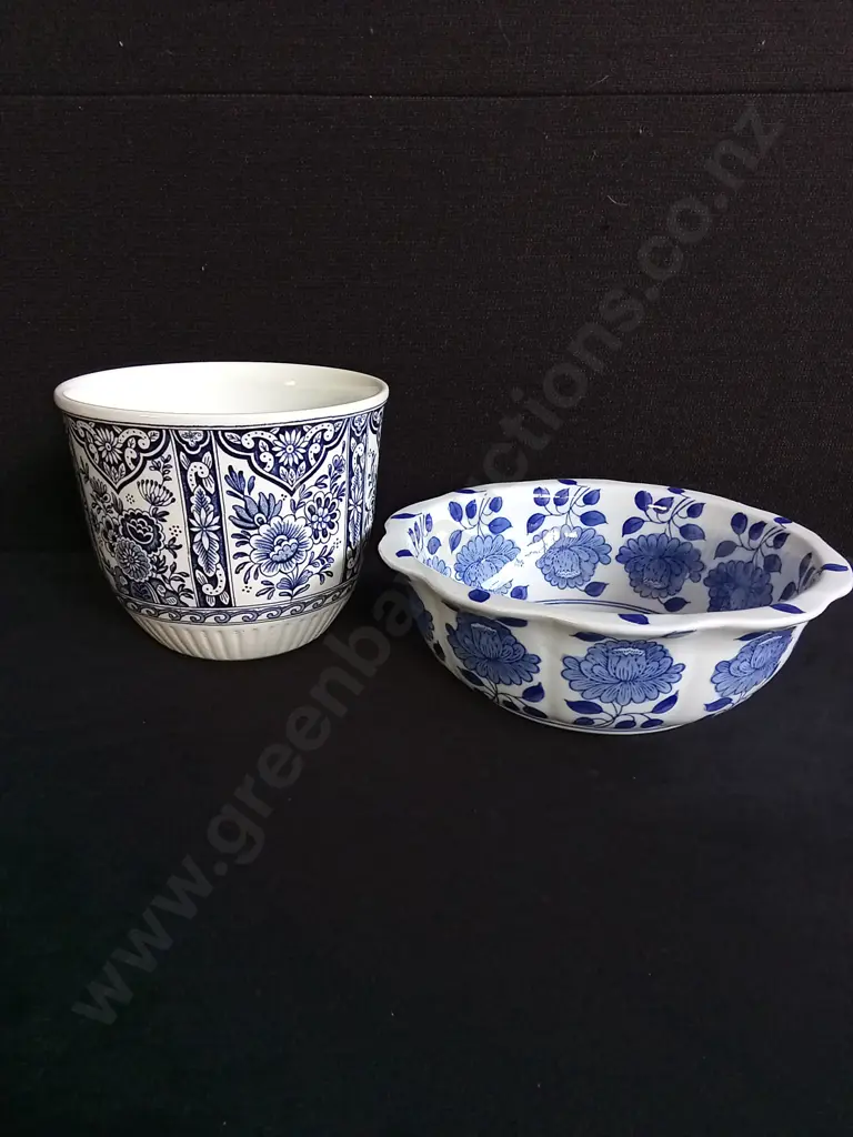 VINTAGE BOCH ROYAL SPHINX PLANTER, AND BLUE AND WHITE FLORAL PORCELAIN BOWL Image 1++