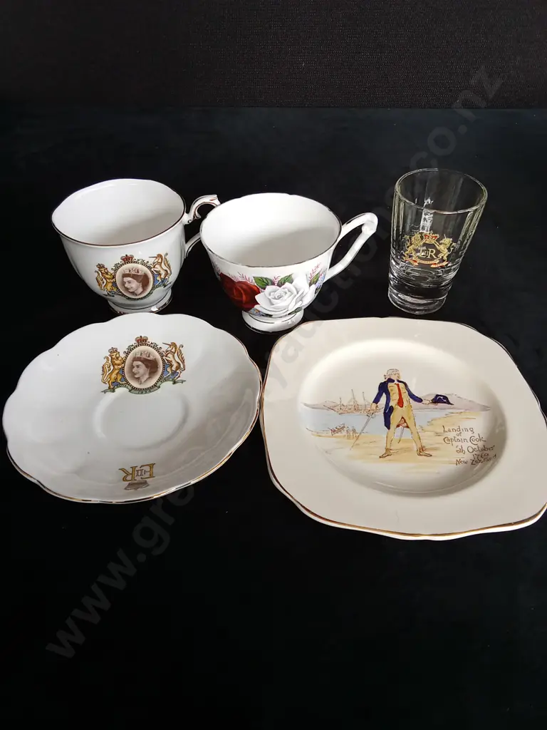 5 VINTAGE CHINA AND GLASS ITEMS Image 1++
