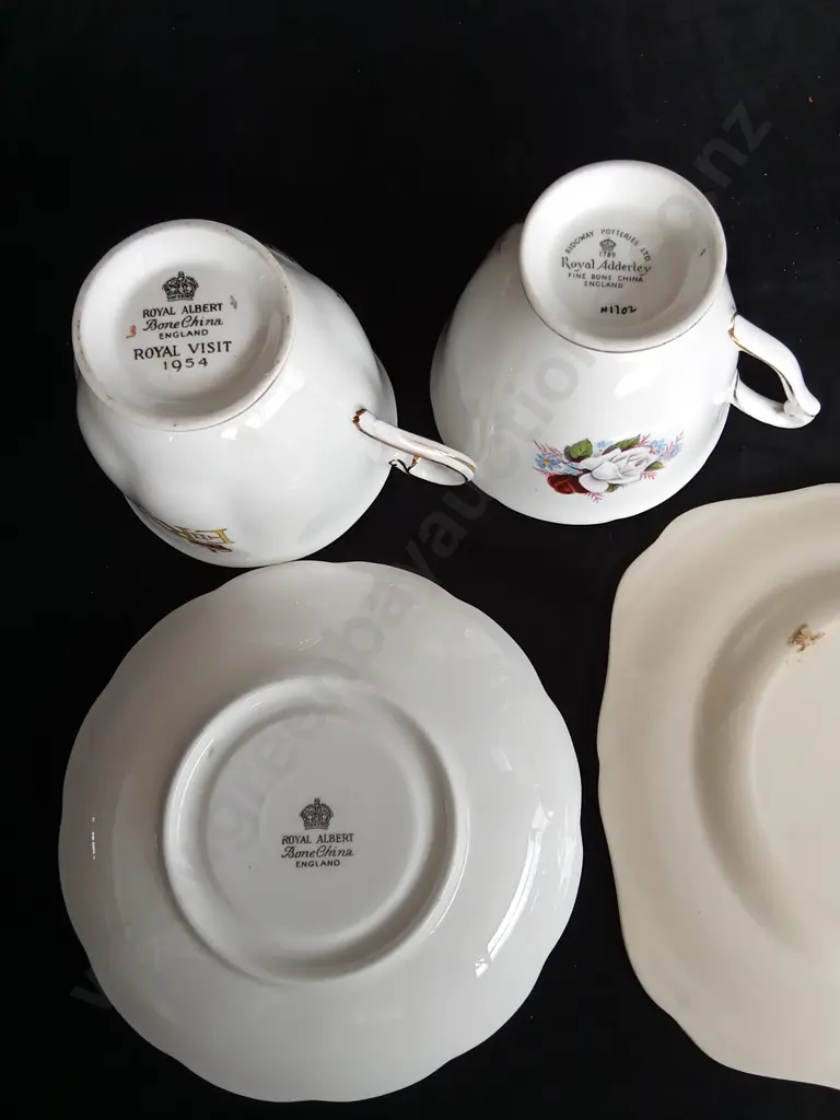 5 VINTAGE CHINA AND GLASS ITEMS Image 1++