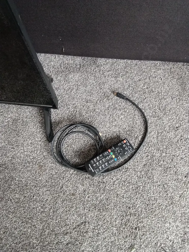 PANASONIC 49 INCH TV MODEL TH-49D400Z WITH REMOTE Image 1++