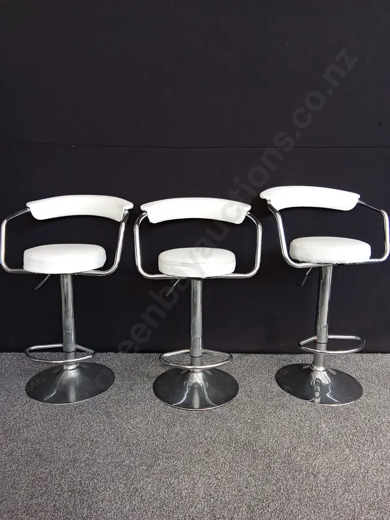 3 WHITE BAR STOOLS Image 1++